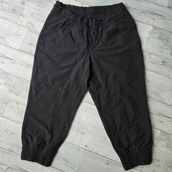 MEC Pants - MEC Capri Black Cropped Pants Womens Size 4